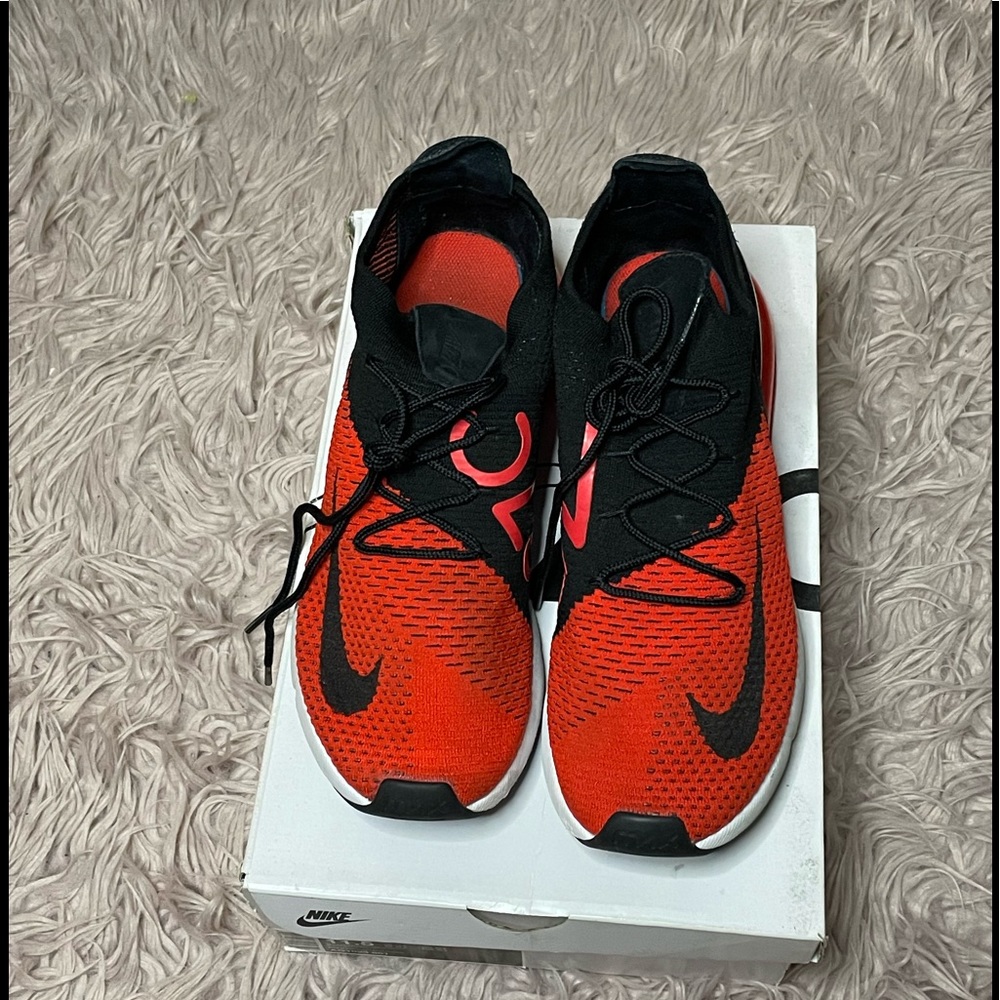 Nike Flyknit 270